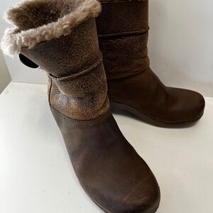 Dansko Boots tan with fur lining
